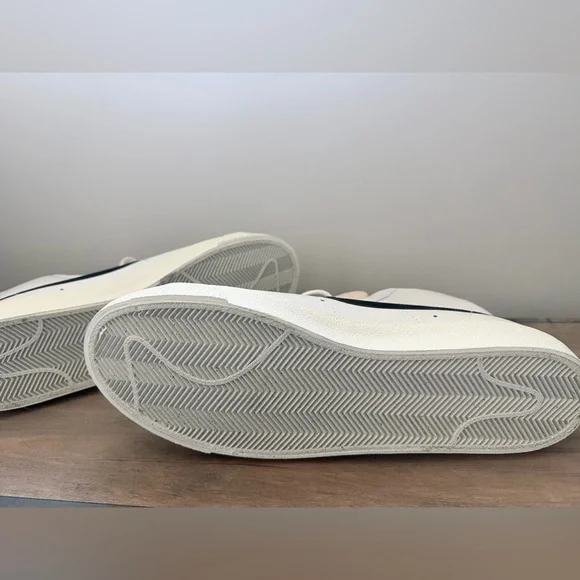 Women's Nike Blazer Mid 77's High Top Casual Sneakers - Picture 5 of 7